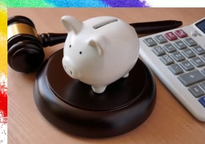 裁判官が使うガベルの上に乗る豚の貯金箱と電卓の画像