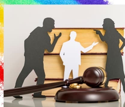 夫婦が言い争う中で六法と思われる分厚い本を背景にして勝敗を示す人がいる画像