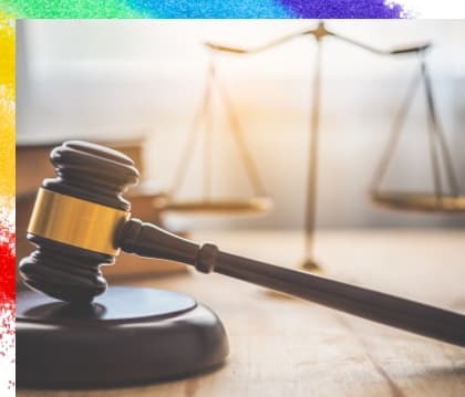 天秤を背景にガベルが大きく映し出された画像