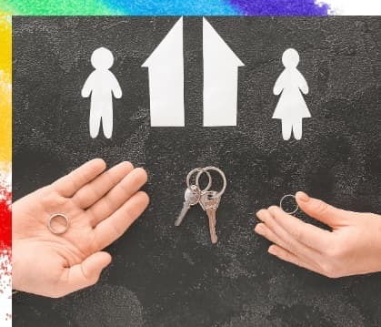 家を2等分に切ったペーパーアートの近くで男女が指輪を置いている画像で、離婚に伴う財産分与を表現している