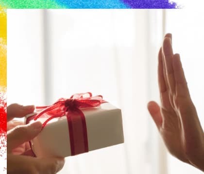 リボンで結ばれたプレゼントボックスを手渡そうとして相手に拒絶されている画像で、遺贈の承認放棄の自由を表現している