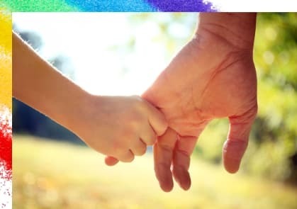 屋外で子供の小さい手が大人の小指と薬指を握りしめて手を繋いでいる画像で、親子がともに人生を歩む上での親権の重要性をイメージしている