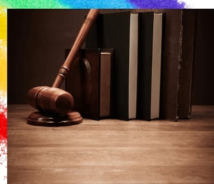 分厚い本に裁判官が使うガベルが添えられたダークトーンの画像で、養親子間の結婚を認める法改正の不透明さを表現している