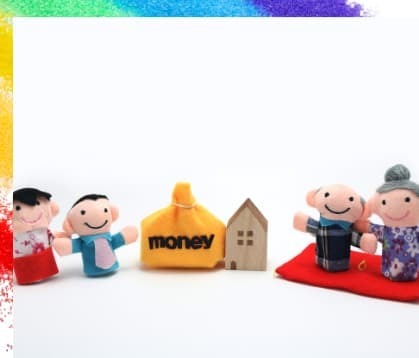 若い夫婦と老夫婦の人形がお金と家を囲んでいる画像で、共同相続を表現している