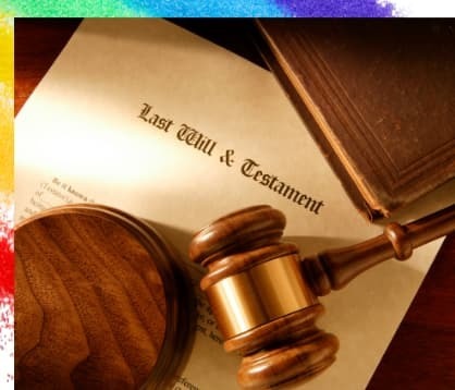 裁判官が使うガベルと一緒に置かれた遺言書の画像で公正証書遺言を表現している