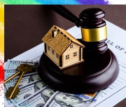 ガベルのそばに家の模型や鍵、紙幣などが添えられた画像