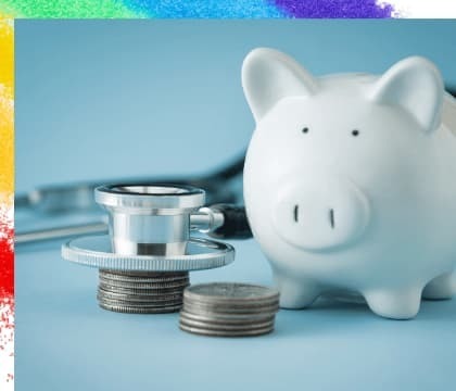 白い豚の貯金箱のそばで、銀貨の束に聴診器が当てられた画像で、生命保険の保険料が必要性に見立っているかの問いかけを表現している