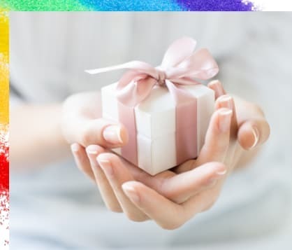 リボンで結ばれたプレゼントボックスを大事そうに両手で差し出す画像で、死因贈与を表現している