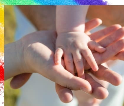 子どもの小さな手を2人の大人の大きな手が下から支えている画像で、未成年後見人や後見監督人が協力して子どもの成長を支える重要性を示唆している