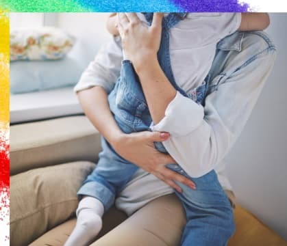 子どもが女性に固く抱き付いている画像で、子どもの引渡しを受けて親子が再会する様子を表現している