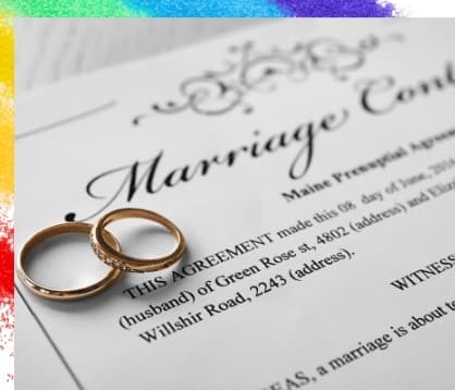婚姻契約と書かれた文書の上に結婚指輪が乗っている画像
