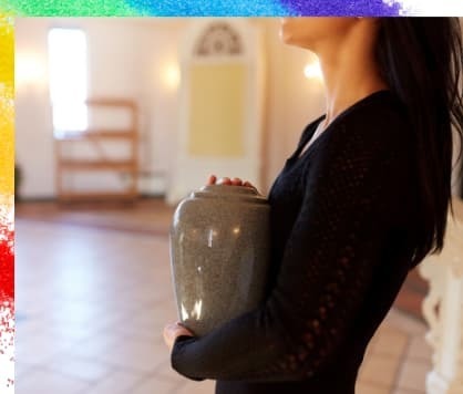 喪服の女性が骨壷を大事そうに抱える画像で、祭祀承継でパートナーが遺骨を承継できる安心感を表現している